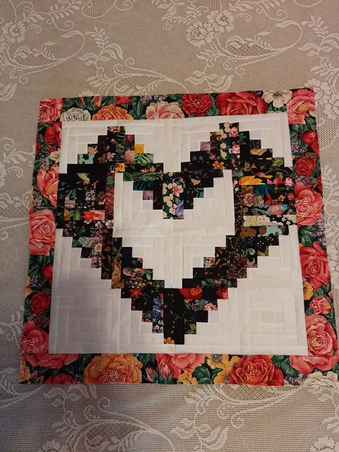 "Top de edredón hecho a mano ~ Mini edredón ~ Edredón de corazón ~ Edredón de cabina de troncos ~ Tamaño 20" x 20" ~ Desechable