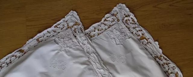 Linge ancien,paire taies oreillers coton,feston broderie Richelieu,monogramme AA