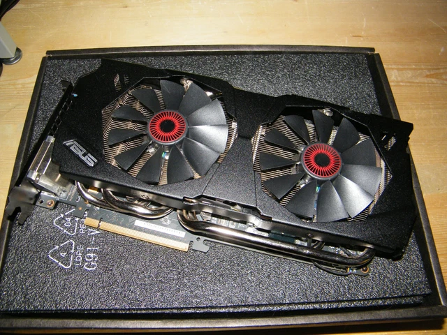 ASUS STRIX GTX980 OC 4Go GDDR5 réf : STRIX-GTX980-DC2OC-4GD5  excellent état