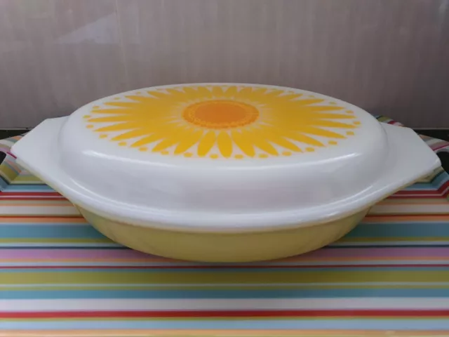 Vintage Retro Pyrex Sunflower 1.5Qt Daisy Split Yellow Casserole Dish 32cm