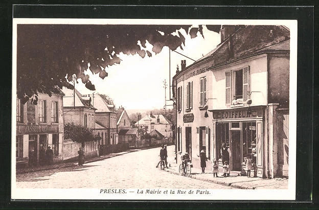 CPA Presles, La Mairie et la Rue de Paris