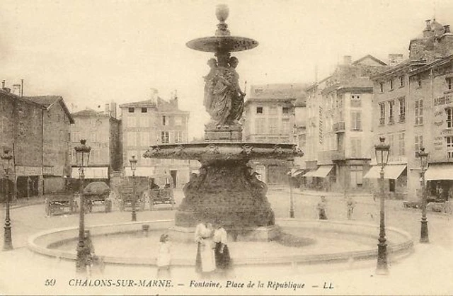 Cpa Chalons Sur Marne Fontaine Place De La Republique