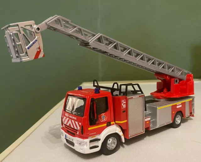 CAMION DE POMPIERS BURAGO IVECO MAGIRUS 150E28 ECHELLE EN BOITE 1/50em