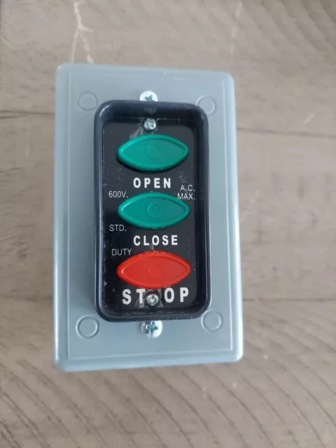 Estación de control Lce3 para puertas de garaje, 3 botones ovalados, Nema 1