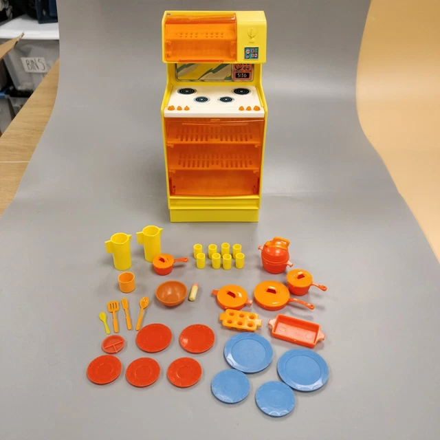 VINTAGE MATTEL 1978 Barbie Dream House Stove Microwave + Pots Pans