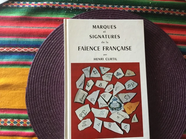 洋書 Marques et Signatures de la Faience Marques Et Signatures De La Faïence Française by Curtil