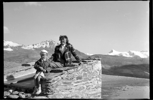 Négatif Photo Ancien – Deux Femmes En Randonnée, Paysage De Montagne (années 1930)
