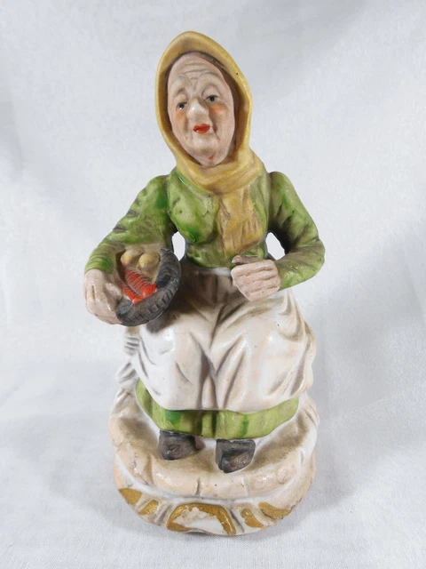 Ravissante Figurine Biscuit Vieille Femme Assise Sur Un Banc