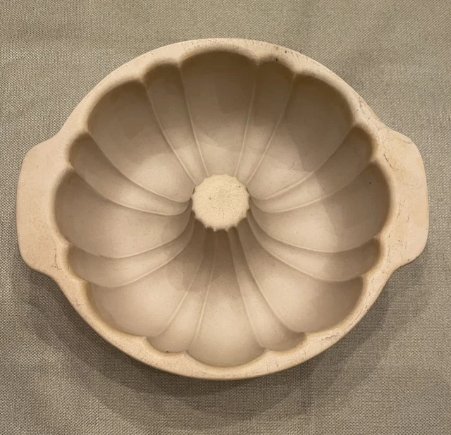 The Pampered Chef Family Heritage Collection Stoneware 10" Bundt Baking Cake Pan