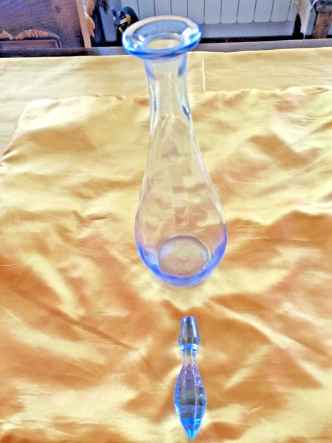 ancienne carafe en verre bleu avec son bouchon 2