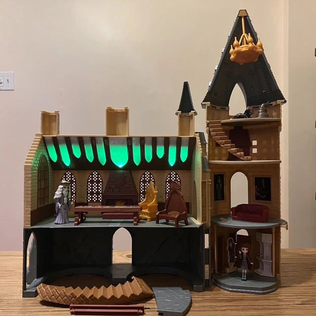 Wizarding World, Magical Minis Exclusive Deluxe Zweinsteins Castle en 3 klasspeelsets met 22 accessoires, 3 figuren, lichten en geluiden (alleen beschikbaar op