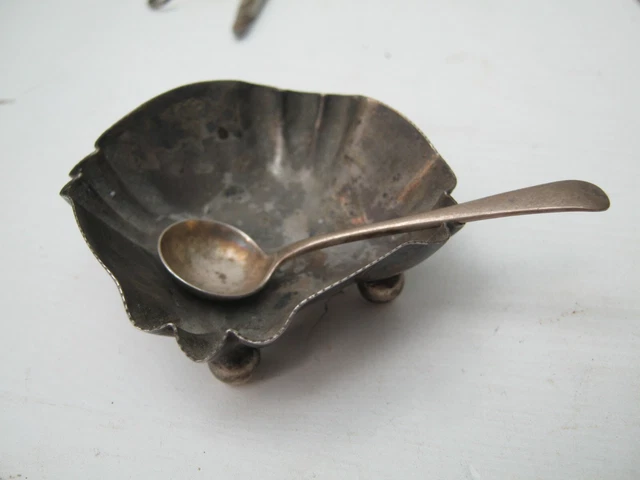 Birmingham Ciotola di sale vittoriano argento sterling 1886 con cucchiaio in argento successivo.