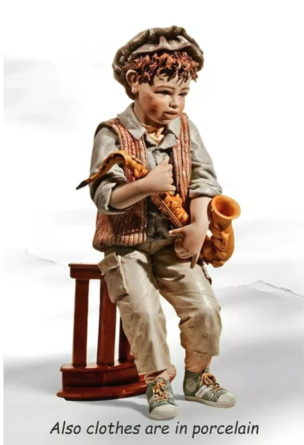 Statua in Porcellana Capodimonte Ragazzo musicista bambino con sassofono nuova