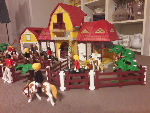 Caisse Rouge Playmobil Avec Accessoires écurie Et Ferme - Occasion En Bon état - Figurine Merlin Et Chevaux