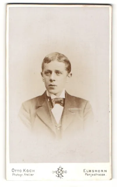Fotografie Otto Koch, Elmshorn, Portrait junger Mann mit Scheitel im Anzug mit