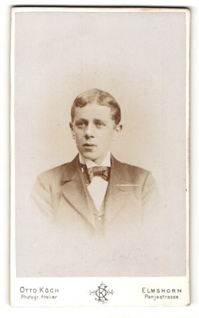 Fotografie Otto Koch, Elmshorn, Portrait junger Mann mit Scheitel im Anzug mit