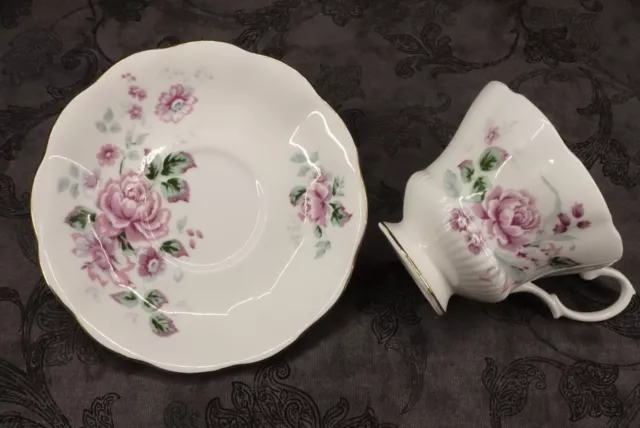 Royal Albert Lavender Rose Tea Cup & Saucer Scalloped Border Gold Trim England