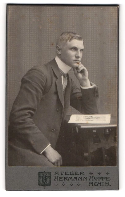 Fotografie Hermann Hoppe, Achim, Portrait junger Herr in Anzug mit Stehkragen