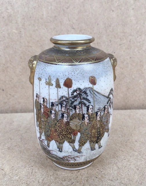 PETIT VASE ANCIEN Japonais Satsuma Personnages Procession Paysage