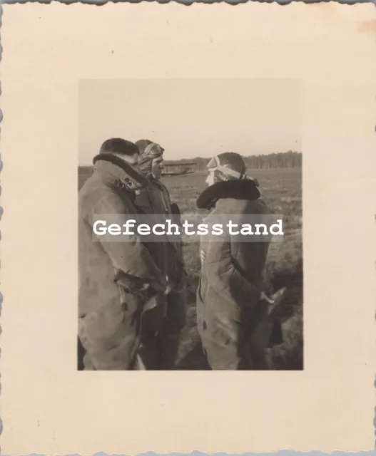 Foto, Pilot Ltn. Trockels bei Besprechung, Staffelführer J.G.11 (G-2102-17)