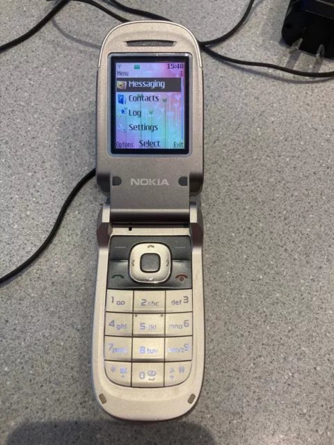 RETRO COLLECTABLE NOKIA FLIP MOBILE PHONE with CHARGER MODEL 2760 RM258 Working