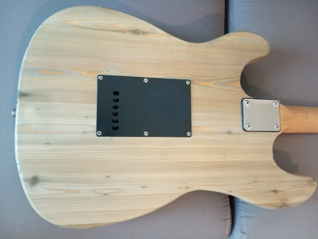 Guitare électrique customisée type stratocaster en mélèze  7