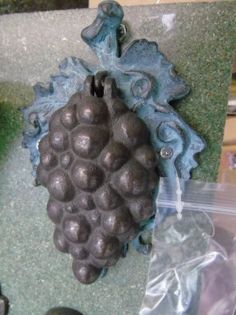 heurtoir , frappe porte en bronze patiné ,sonnette, un grappe de raisin ,nouveau