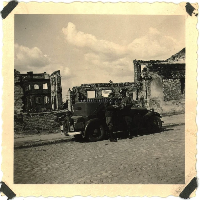 Orig. Foto Offiziere mit Pkw in zerstörtes HRUBIESZOW Polen Grenze Ukraine 1941