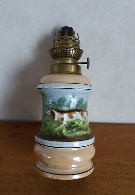 ancienne lampe à pétrole porcelaine avec TUBE verre / chien de chasse en relief