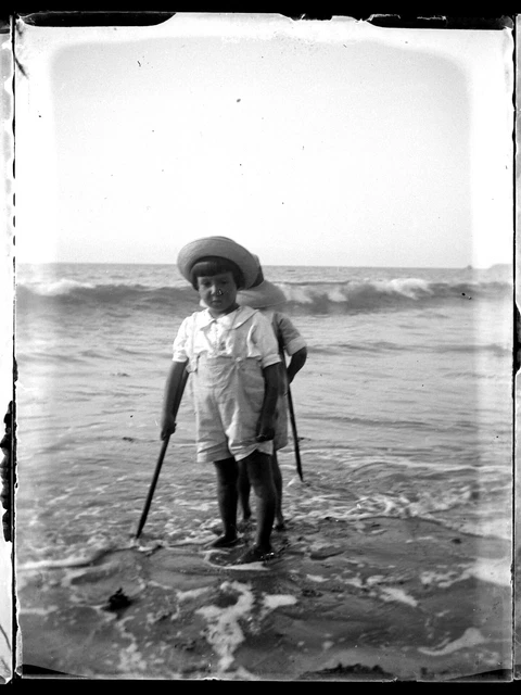 Enfant à la mer bord eau plage  négatif photo verre photo - an. 1910 20