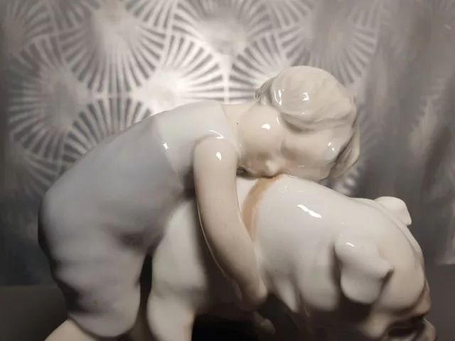 sculpture en porcelaine BING & GRONDAHL enfant & chien bouledogue bulldog statue 3
