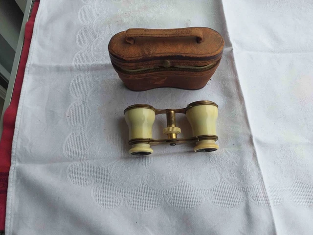Lunettes d'opéra vintage, jumelles de course dans un étui en