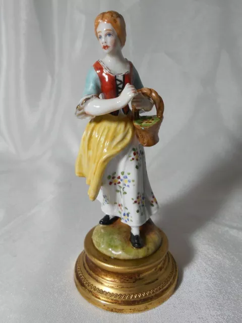 Figurine Sur Socle Femme Au Panier En Porcelaine Capodimonte Ou Doccia Italie