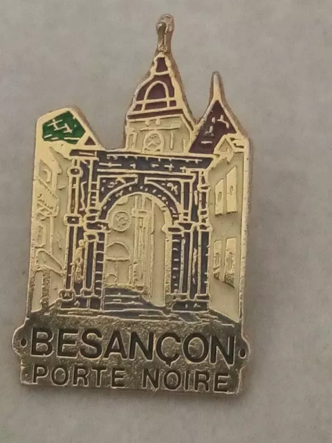 Pin s Badge Insigne ville de Besançon.la Porte Noire Beau Modele RARE.