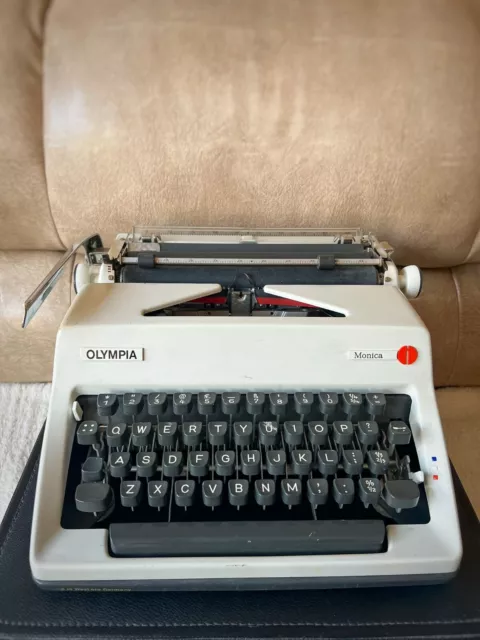 Vintage Typewriter handy old German industry Year 1974 Working original