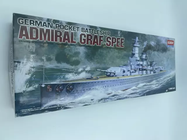 2 Kriegsschiff-Modelle 1:1250 – Admiral Graf Spee & Königsberg – Metall/Kunststoff, Sammelfertig Auf Holzschild