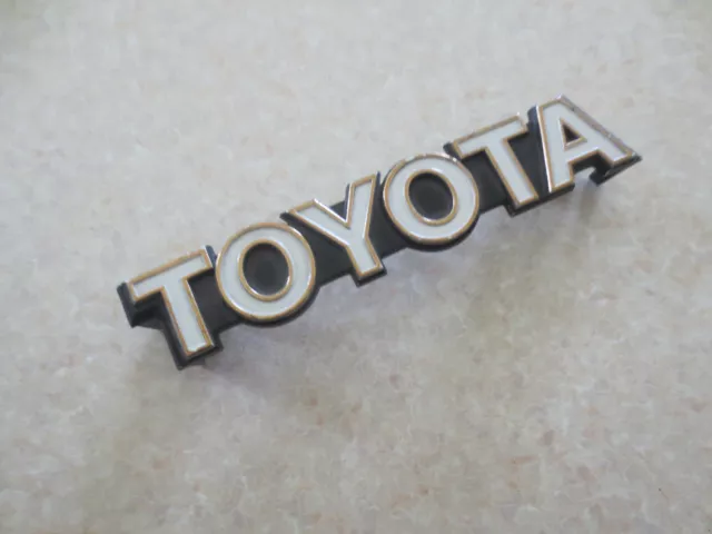 Original Toyota plastic car badge / / emblem - -- --- 2