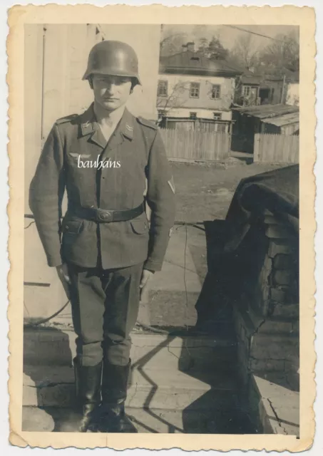 Foto Soldat Wehrmacht , Stahlhelm,steel helmet  2.WK  (W197)