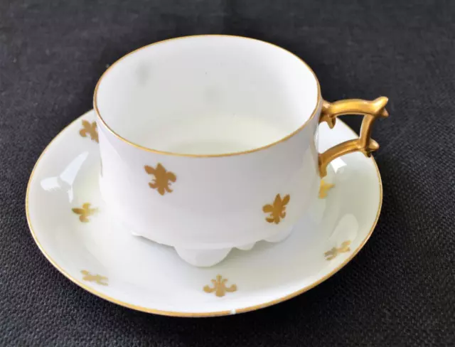 En Jean Pouyat Limoges Porcelaine Fine or Blanc Fleur De Lis Tasse et Soucoupe