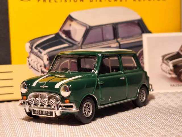 Corgi Vanguards 1:43 Morris Mini Cooper - Green & White Va25002