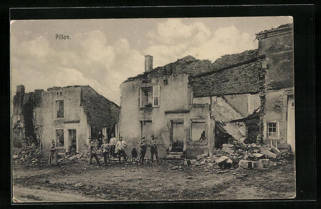 CPA Pillon, des soldats stehen vor maisons en ruines 1915