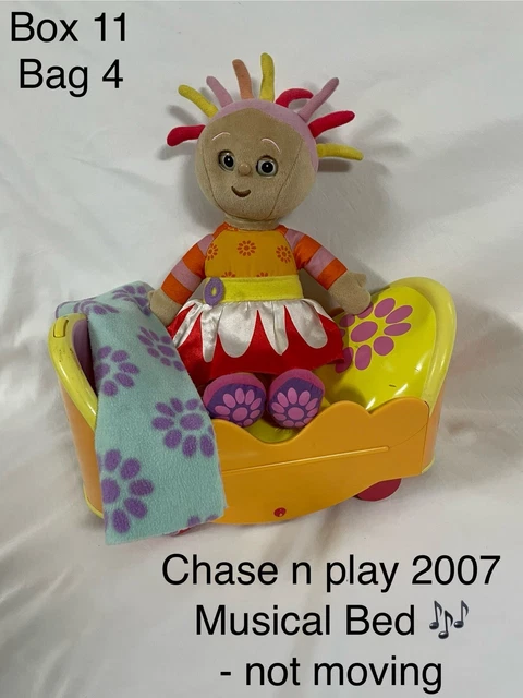 in-the-night-garden-upsy-daisy-chase-n-play-musical-bed-blanket