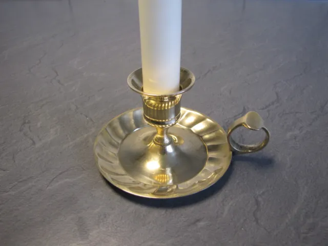 Englischer Kerzenständer / Kerzenhalter mit Tragering- Messing poliert / 60-70er