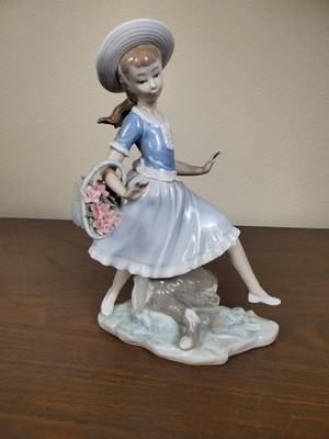 DAISA Lladro 920 Girl Lady Woman with Flower Basket and Missing Dog Rare