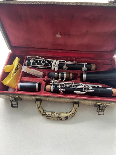 VINTAGE BOOSEY AND HAWKES REGENT WOODEN Bb CLARINET . PLAYS WELL
