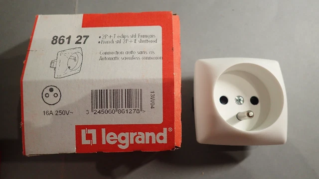 Legrand OTEO 86127 ou 861 27 - Prise de courant avec terre en SAILLIE Blanc