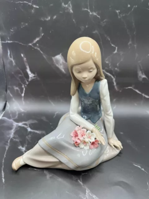 Lladro 5071 Nostalgia Girl Sitting With Flowers Figurine Spain Retired