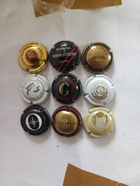 Lot de 9 capsules de champagne (état correct)