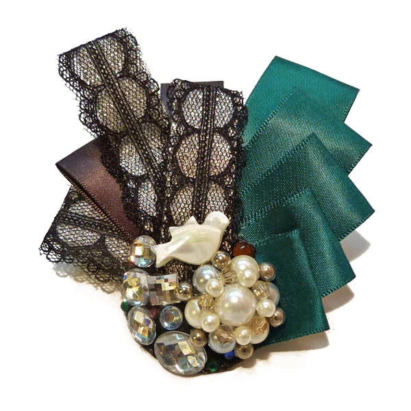 Broche Cocarde Ronde En Satin Bleu Clair, Dentelle Noire Et Perles Nacrées - Neuf Sans Emballage