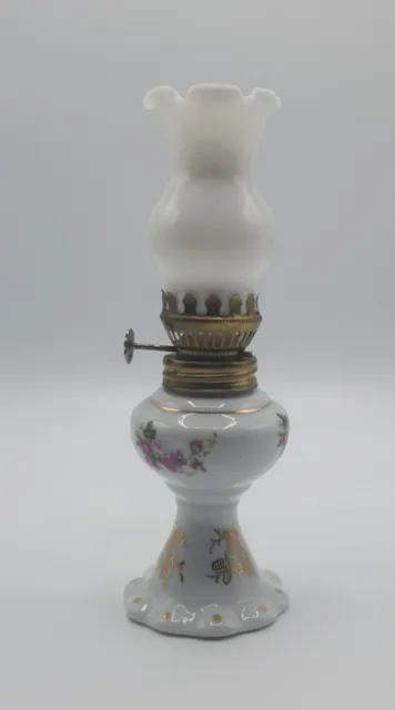 petite lampe à pétrole ancienne En Porcelaine Et Laiton Blanche Fleurs